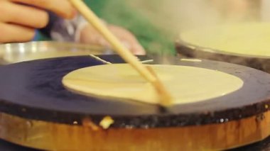 Nitelikli sokak açık hava yemek Festivali yapım krep yemek. İştah açıcı yemek