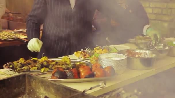 Galanter Koch im Anzug, der draußen kocht. Ungewöhnlicher Streetfood-Verkäufer — Stockvideo