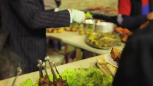 Churrasco saboroso e apetitoso no festival de comida de rua. vendedor galante em um terno — Vídeo de Stock
