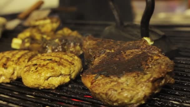 Barbecue op grill. Ongezonde vet gegrild vlees. Cholesterol, obesitas problemen — Stockvideo