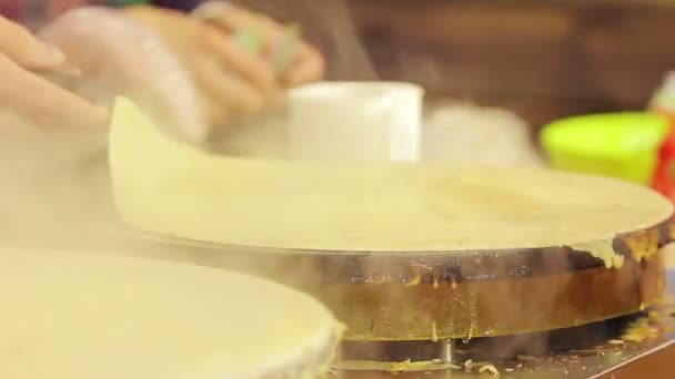 Proces van het koken van pannenkoeken. Ervaren kok op het werk. Straatvoedsel. Eetlust, honger — Stockvideo