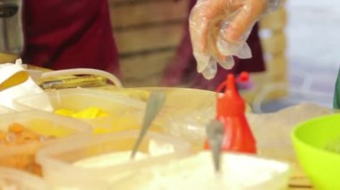 Pişirilmesi ve aperatifler açık havada, sokak satıcısı aşçı yemek hazırlama