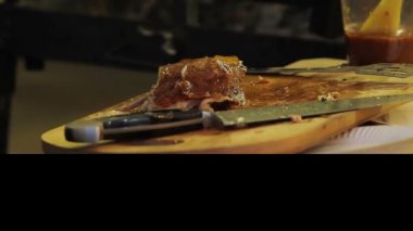 Sokak satıcısı yağlı et parçaları yemek. Sağlıksız yiyecek, sağlık sorunları