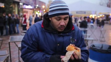 Evsiz aç yeme sosisli sandviç adam. Hayır. Abur cubur, kolesterol, obezite