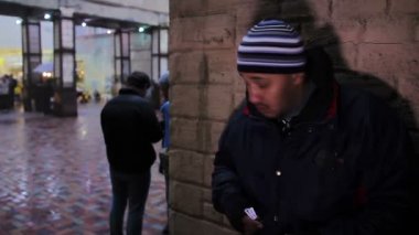 Bir paket elinde tutan ve birini bekliyor sinir adam. Ceza