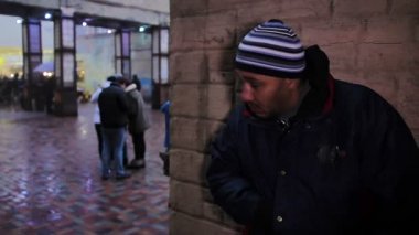Uyuşturucu satıcısı mal ve bir alıcı bekliyor olup olmadığını denetler. Gergin ceza
