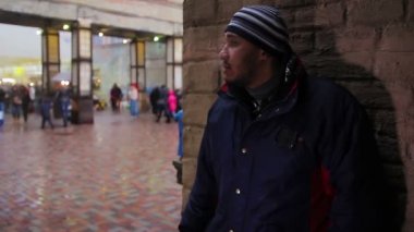 Yalnız ve üzgün adam alışveriş merkezi sigara. Serbest zaman. Sağlıksız yaşam tarzı