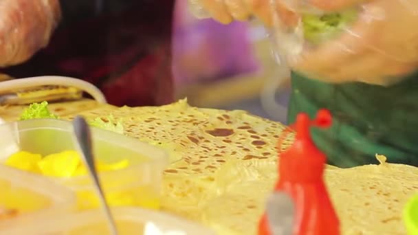 Yetenekli aşçı leziz yemek hazırlanıyor. Kızarmış tavuk parçaları ve salata ile gözleme — Stok video