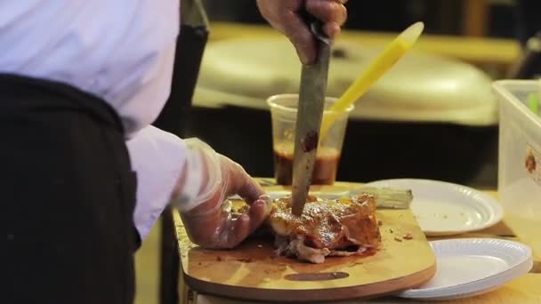 Chefe cozinheiro cortar pedaços de carne gordurosa. Problemas alimentares e de saúde pouco saudáveis — Vídeo de Stock