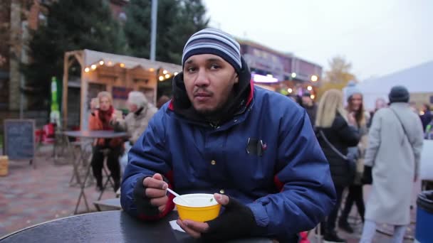 Soltero comiendo sabrosa sopa al aire libre. Clima lluvioso, tristeza, melancolía — Vídeos de Stock