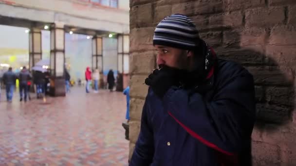 Un estilo de vida poco saludable. Hombre reflexivo de pie cerca del centro comercial y fumando — Vídeos de Stock