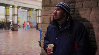 Düşünceli adam duman sigara, kahve içme ve hayatı hakkında düşünme