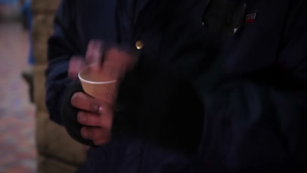 休憩のコーヒーを飲んで、タバコを吸って、アフリカ系アメリカ人男。疲労 — ストック動画