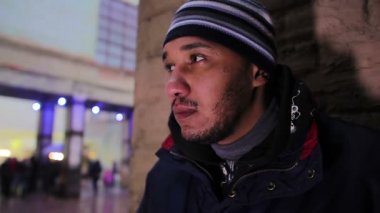 Onun hayatında sorunlar yaşıyor ve sorunlar hakkında düşünme yalnız adam