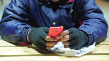 Cep telefonu kullaranarak erkek eller. Modern teknolojiler. Becerikli olan bağımlılığını
