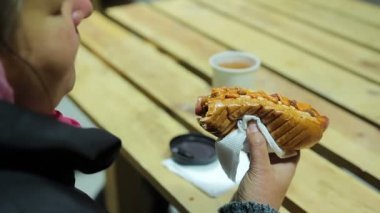 Abur cubur. Tombul kadın şişko sosis yeme ve sıcak çay içme. Kilolu