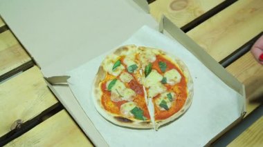 Küçük pizza parçalarını alarak aç arkadaşlar. Dostluk. Adalet. Lezzetli yemekler