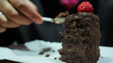 Tatlılar, tatlılar. Tombul kadın çilek ile şekerli kek yeme. Diyabet