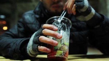 Çalışan bir molası. Adam salatası sebze ve peynir yeme. Sağlıklı gıda