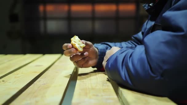 El pobre hombre hambriento come hamburguesa y quiere otra. Persona sin hogar. Evento de caridad — Vídeos de Stock