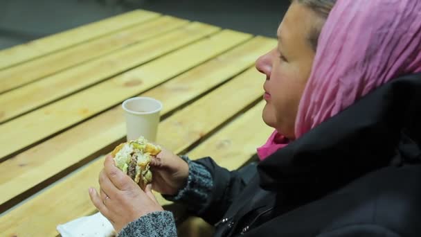 Problemas de saúde, obesidade. Pobre mulher gorda comendo hambúrguer gorduroso e bebendo chá — Vídeo de Stock