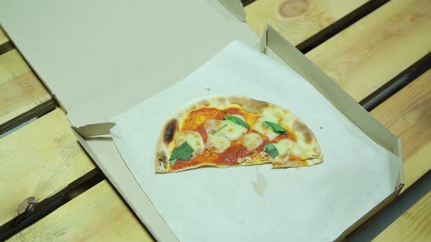 Человек забирает последний кусок пиццы за обедом. Гендерное неравенство. Разочарование — стоковое видео