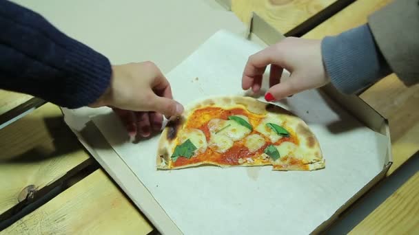 Mann und Frau wetteifern um das letzte Stück leckere Pizza. Geschlechterwettbewerb — Stockvideo