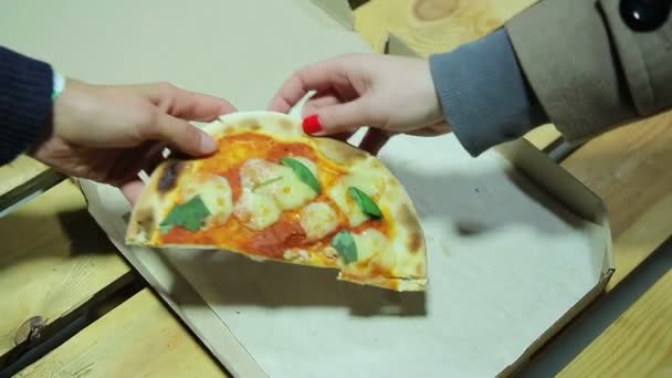 Férfi és nő küzd az utolsó darab pizza. Válás, közös tulajdon — Stock videók