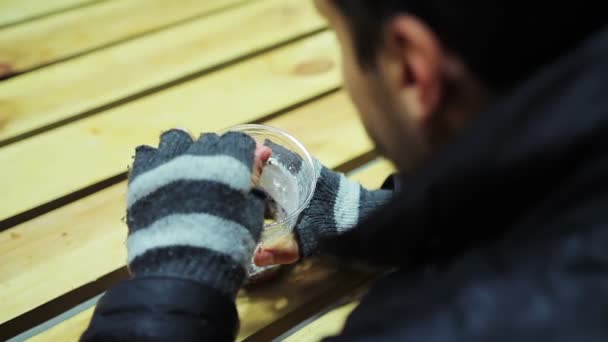 Άστεγο καταφύγιο. Πεινασμένοι κακή άνθρωπος που τρώει εύγεστη και ορεκτική σαλάτα με τυρί — Αρχείο Βίντεο