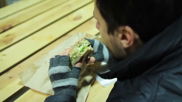 Trabajador escrupuloso comiendo sándwich con verduras y queso. Alimento saludable — Vídeos de Stock