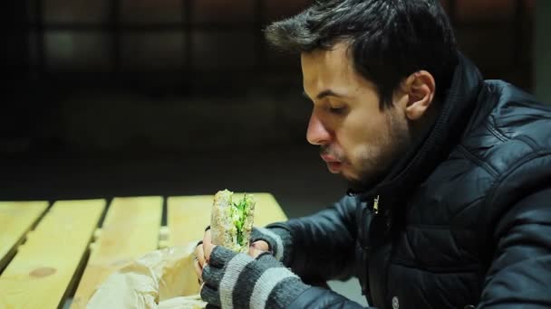 Travailleur d'usine scrupuleux en pause. Homme mangeant un sandwich savoureux avec du poisson — Video