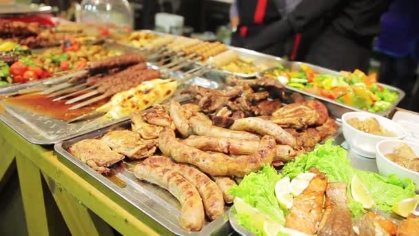 Carne grasa exhibida en la tienda de la calle. Alimentos poco saludables, colesterol, sobrepeso — Vídeo de stock