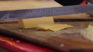 Sokak aşçı kesme peynir kirli ellerle. Kötü hijyen alışkanlıkları, sağlıksız