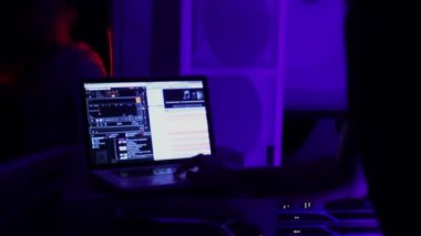 Gece kulübü ortamı, serin modern müzik ve dans partisinde DJ