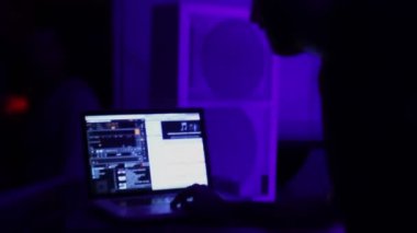 Profesyonel Dj parti gece kulübünde modern müzik kulaklık