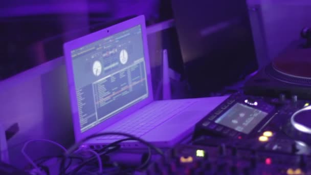 DJ die achter de console werken. Nachtclub audio-apparatuur. Cool partij. Ontspanning — Stockvideo