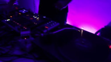 Erkek Dj ayakta iterek ve düğmeleri dönüm Mikser dans. Hızlandırılmış