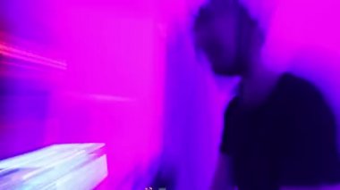 Zaman atlamalı, profesyonel DJ kulaklık müzik performans. Gece kulübü