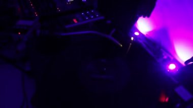 Erkek Dj dans ve müzik performans kulaklık. Gece kulübü. Keyfi