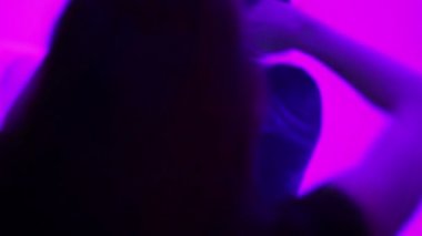 Gece kulübünde DJ applauding memnun insanlar. Güzel parti. Modern müzik
