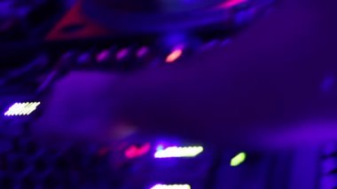 Cool müzik performans gece kulübünde DJ dans. Parti. Hobi, zevk