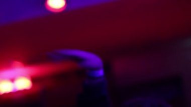 Sarhoş kişi müzik el sallıyor. Erkek gece kulübünde rahatlatıcı. Parti