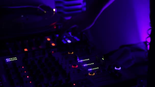 DJ kézzel nyomja a gombokat a hangkeverő. Az személy, aki játszik a zene. Éjszakai klub — Stock videók
