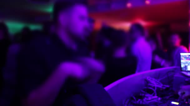 Boldog ember, a nightclub tánc. Party hangulat, éjszakai szórakozóhelyekre — Stock videók