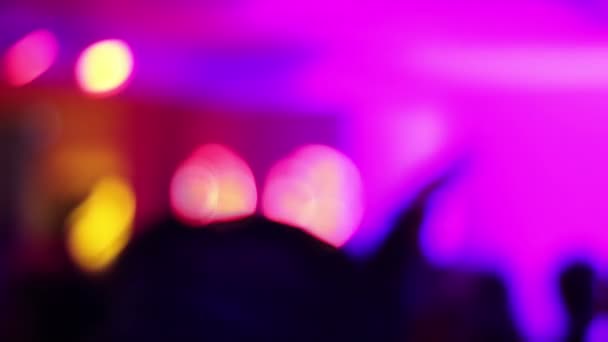Gente bailando y saludando con las manos en una fiesta genial. Ambiente de club nocturno. Placer. — Vídeo de stock