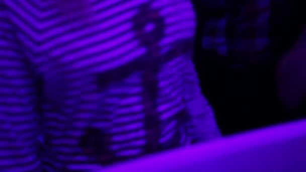 Mujer con blusa a rayas bailando en la fiesta. Ambiente de club nocturno, relajación — Vídeos de Stock