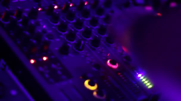 Audio-apparatuur, Dj mixing console knoppen, mengen duwen. Partij sfeer — Stockvideo