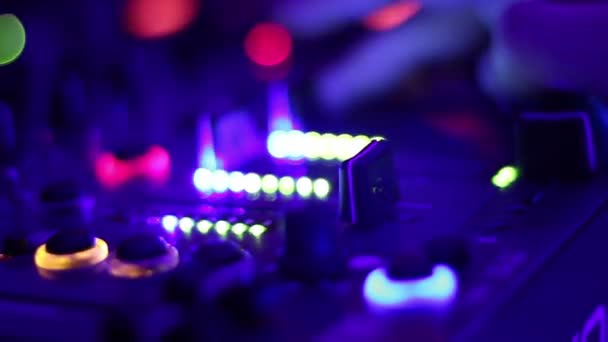 Botões brilhantes no equipamento de áudio profissional no clube noturno. DJ, festa — Vídeo de Stock