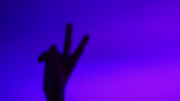 Μεθυσμένος άντρας χορό στο club νύχτα. Αρσενικό αυξάνοντας τα χέρια ψηλά δείχνει το σήμα της ειρήνης — Αρχείο Βίντεο