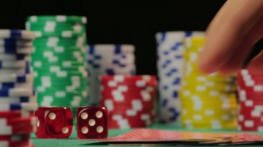 Şanslı poker oyuncusu floş royal yakalar, başarılı kişi bir oyunu, Pov kazanır